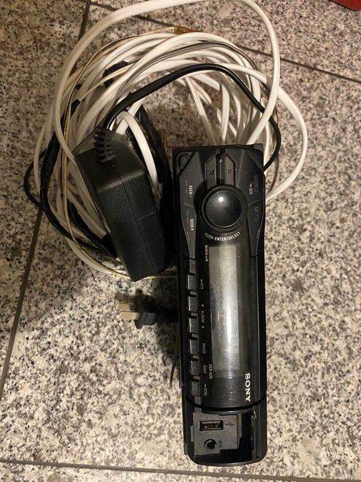 Rádio SONY com colunas INFINITY