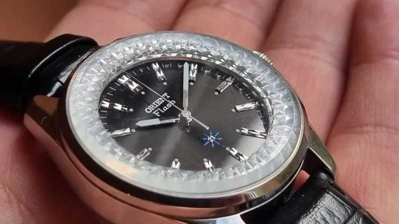 Orient Flash - Mechaniczny plus funkcja podświetlenia ringu - Rzadkość