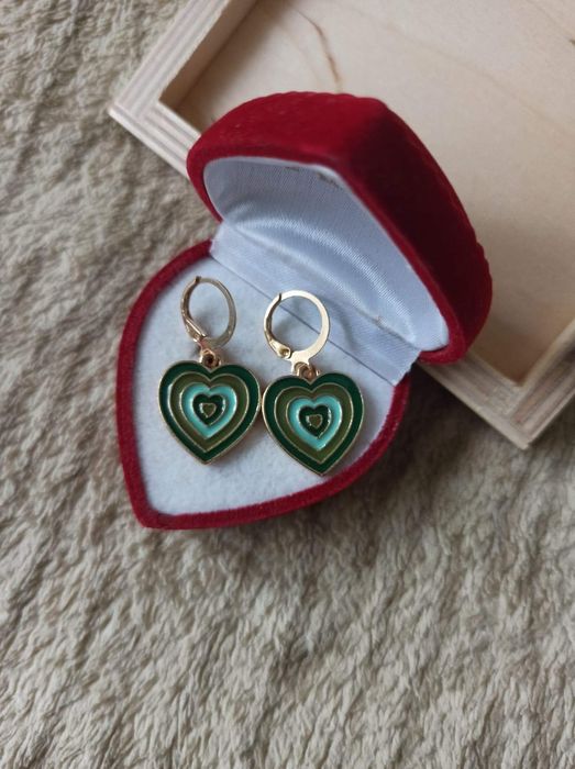 Piękne kolczyki serduszka zielone kolczyki serce kolor złoty earrings