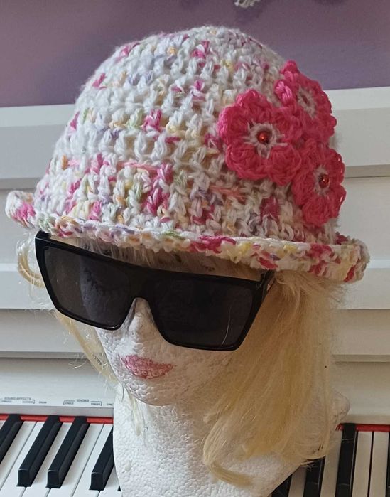 Szydełkowy kapelusik wiosenno-jesienny dla pań