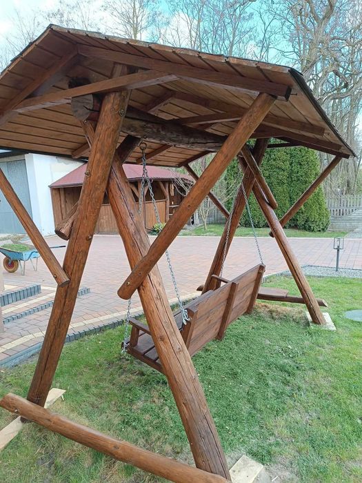 Huśtawka drewniana z daszkiem