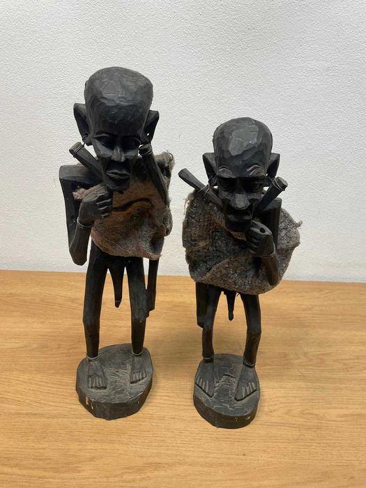 Arte africana artesanal, figuras masculinas esculpidas em madeira