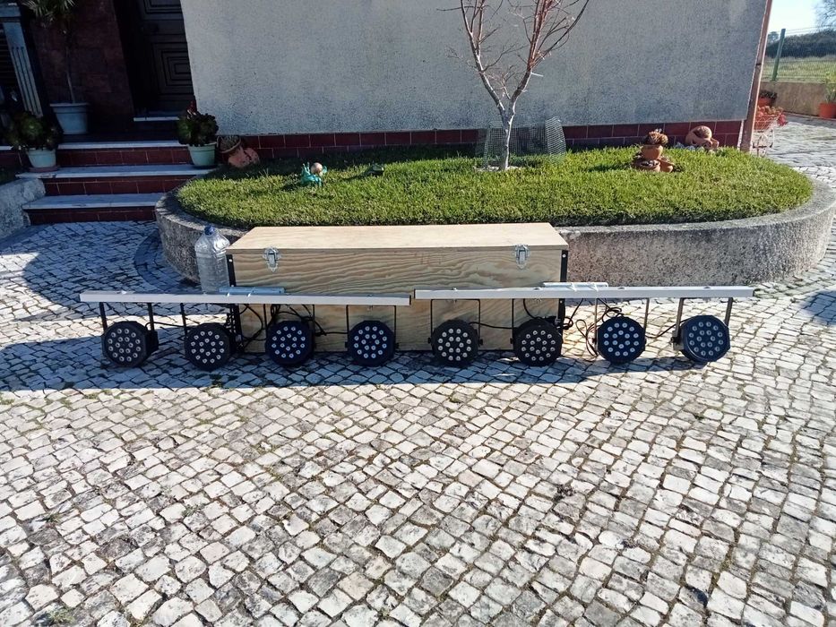 Vendo 2 barras de alumínio com 4 projetores cada barra