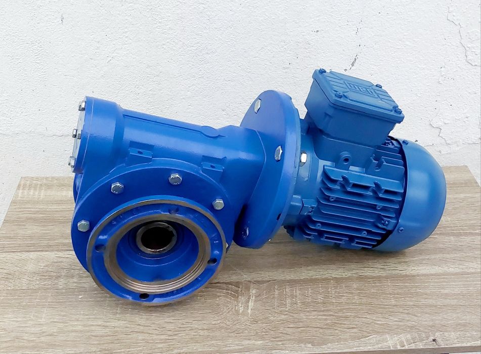 Motor Novo com redutor 35 voltas minuto trifásico