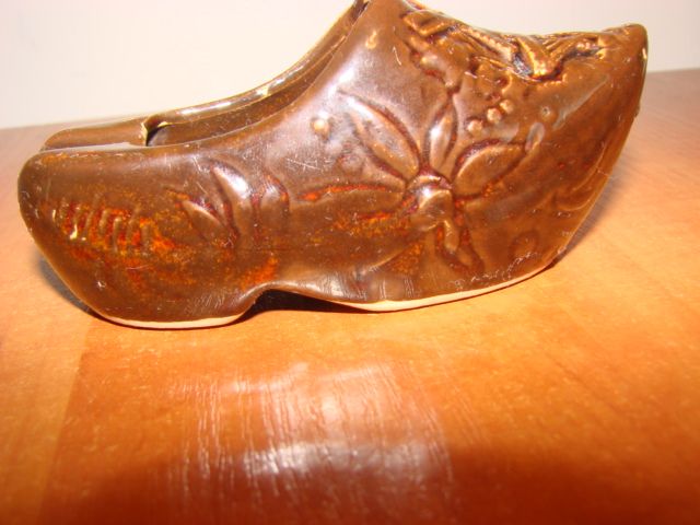 stary ceramiczny chodak-popielniczka z wiatrakiem B