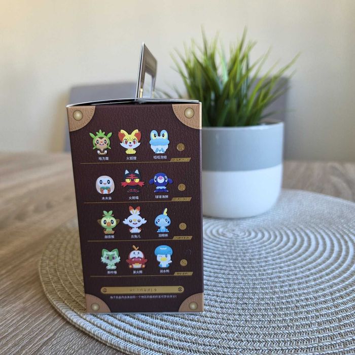 Pokémon 30th Anniversary Funism First Partner Blind Box – Mala com 3 Iniciais (Selada)