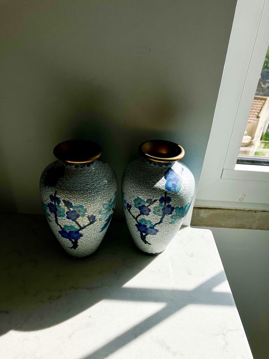 Jarras cloisonne com motivos azuis e brancos vintage