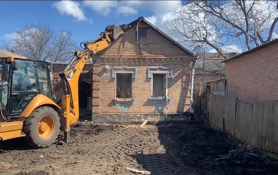 Демонтаж під ключ Кропивницький. Знесення будівель, демонтаж фундаменту, бетону, покрівлі. Розчищення ділянки. Вивіз будівельного сміття