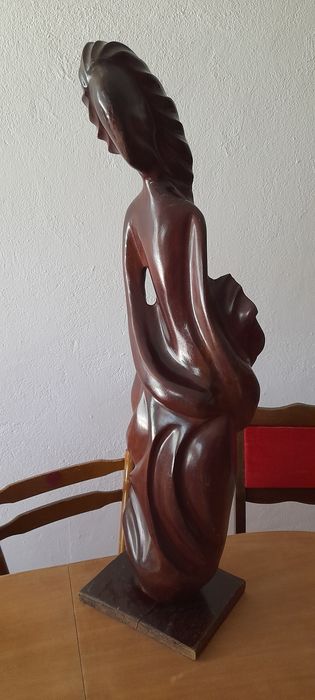 Estatueta de Mulher em Madeira