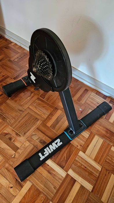 Rolo de treino Zwift Hub Smart Trainer