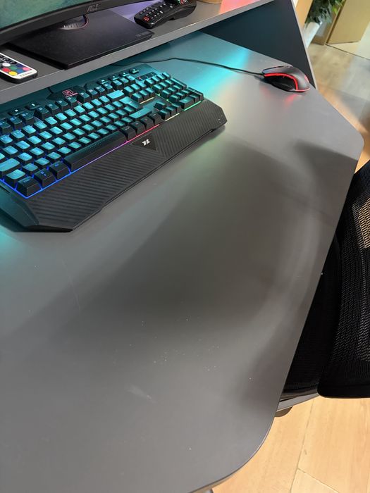 LED Gaming Desk – In Excellent Condition!64563997055105124