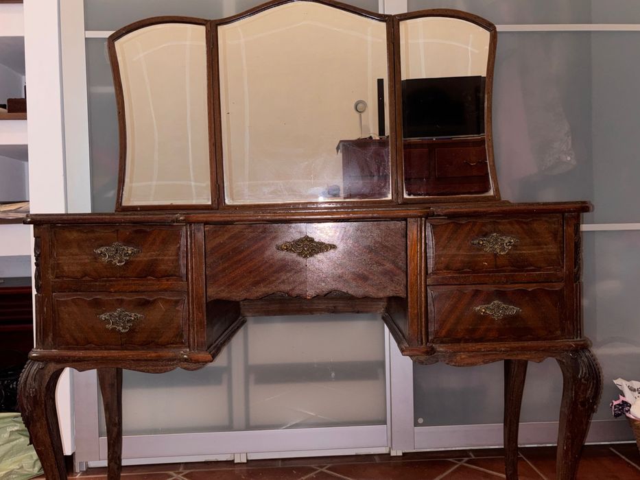 Conjunto de Quarto Antigo Completo – Elegância e Charme Clássico