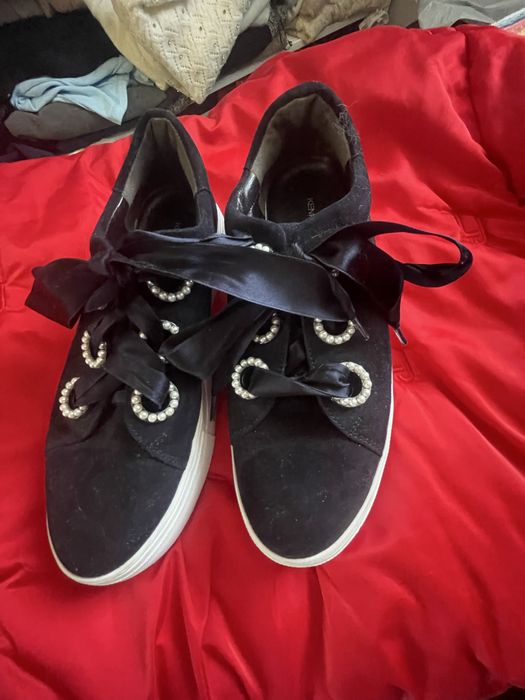 Adidasy z perelkami kennenl&schmenger