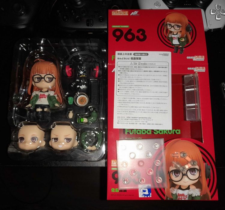 Nendoroids 390 - Levi Attack on Titan e 963 - Futaba Sakura Persona 5