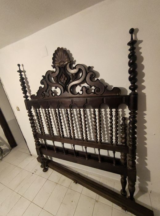 Cama antiga de Madeira