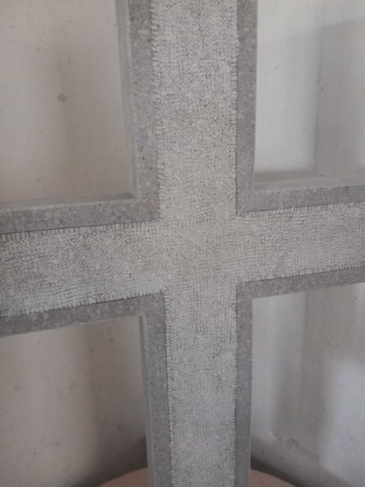 Cruz de pedra, bujadarda dos dois lados, feita a mão