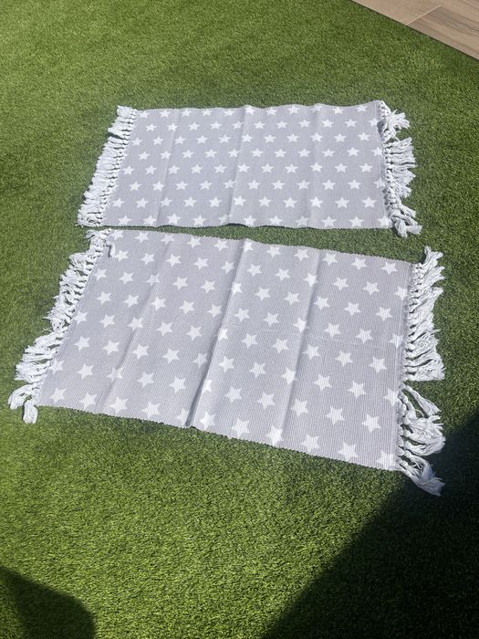 Conjunto de 2 tapetes cinza com estrelas