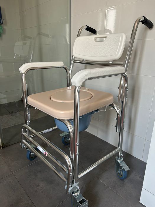 Cadeira de banho sanitária com rodas