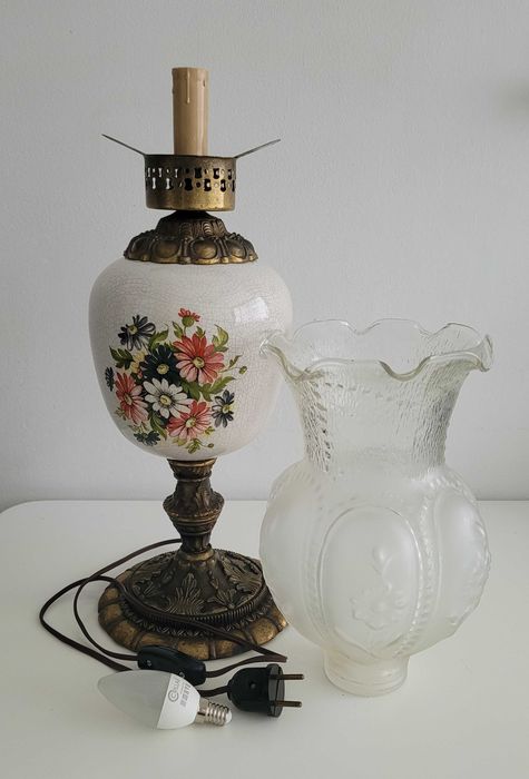 Efektowna lampa stołowa
