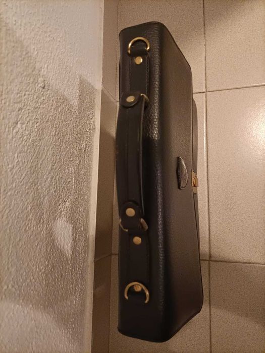 Mala tipo James Bond em estado novo