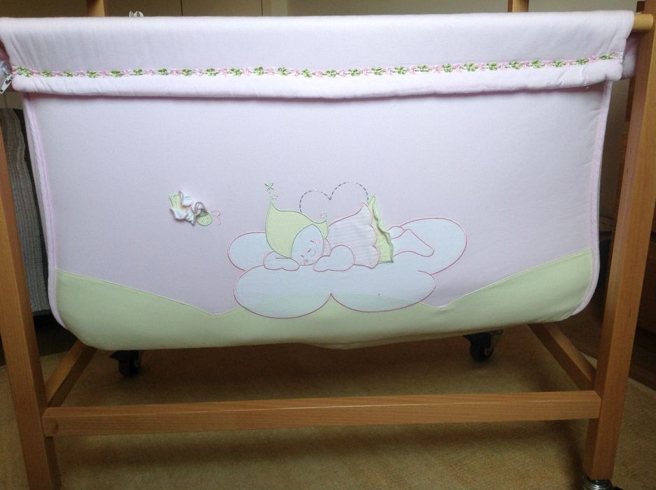 Mini-cama bebé com uma forra de menino ou menina