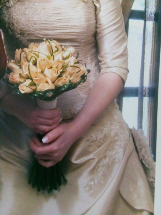 Vestido de Noiva Bronze com lindo trabalho em renda e tule