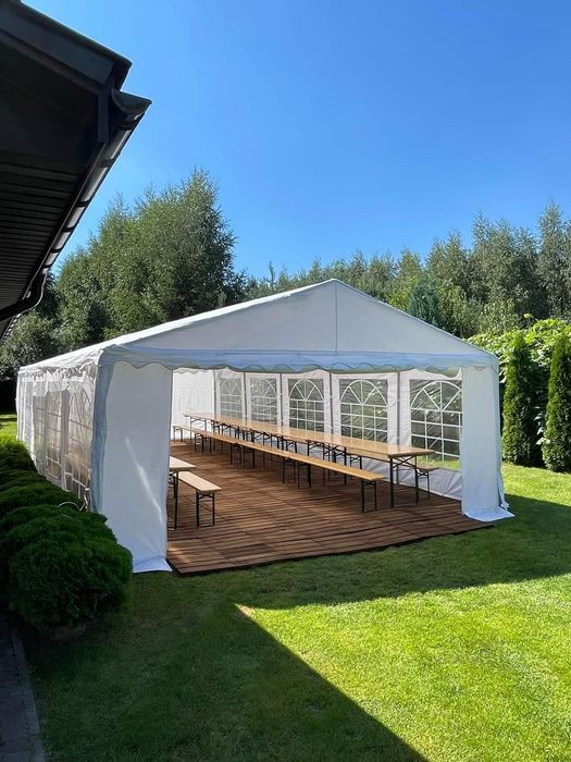 Wynajem namiotów na imprezy okolicznościowe ze stołami i podłogą