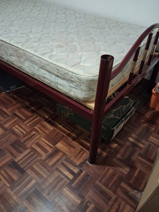 Vendo cama de solteiro com estrado de madeira e oferta de colchão