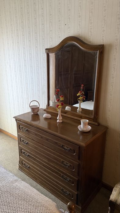Conjunto de Quarto em Madeira - cama, roupeiro, duas mesas de cabeceira, uma cómoda
