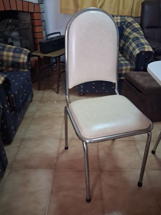 Mesa de cozinha branca com pés em metal