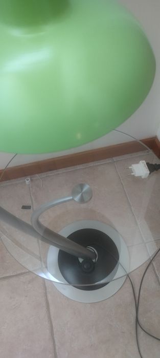 Mesa de apoio com candeeiro