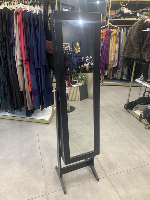 Regał szafka na biżuterię z lustrem