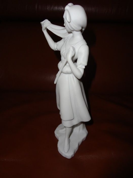 Escultura em Biscuit da Vista Alegre-Trajes Regionais-Minho