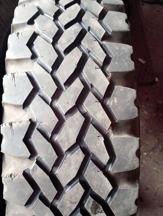 Две шины УАЗ 215/90 -Р-15с