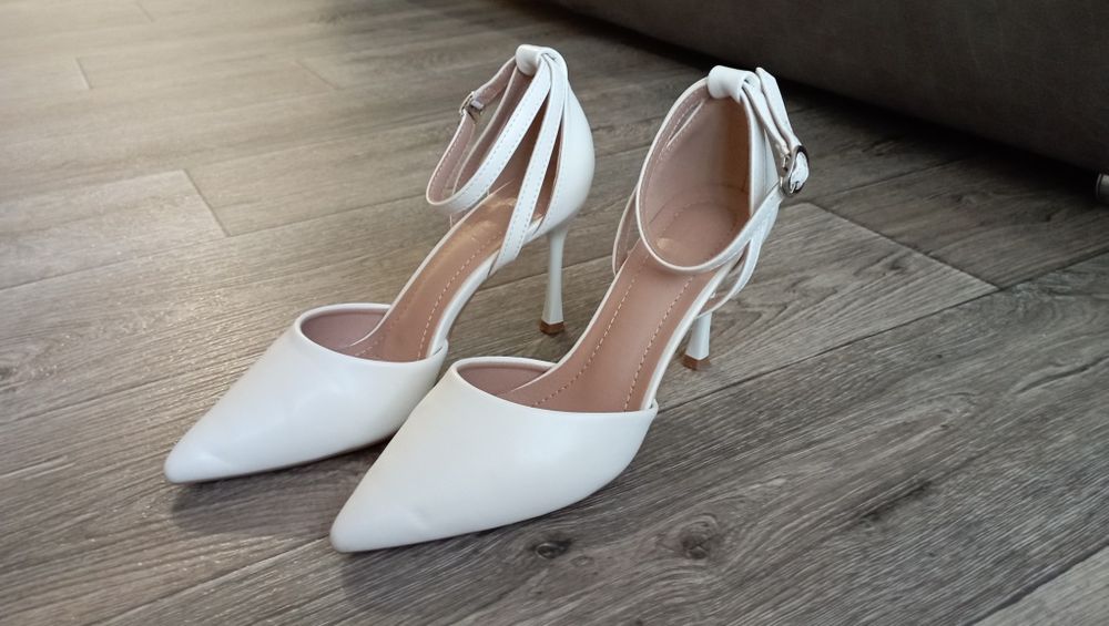 Туфлі лодочки з ремінцем