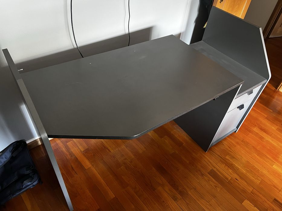 Secretária Gaming – Espaçosa e Moderna