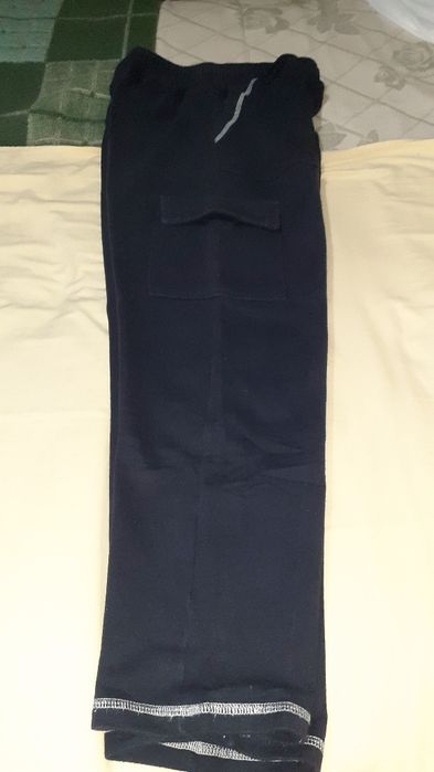 Calça informal/desportiva, algodão resistente, bonita e prática.