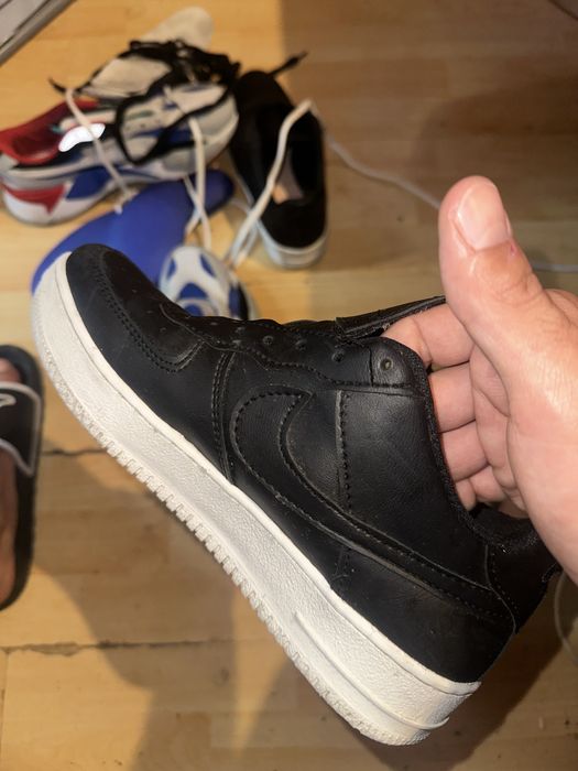 Nike Air Force 1 pretos com uma sola branca