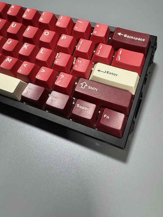Механічна клавіатура з акриловим бекплейтом