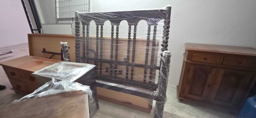 Cama de casal Antiga com 2 mesas de cabeceira