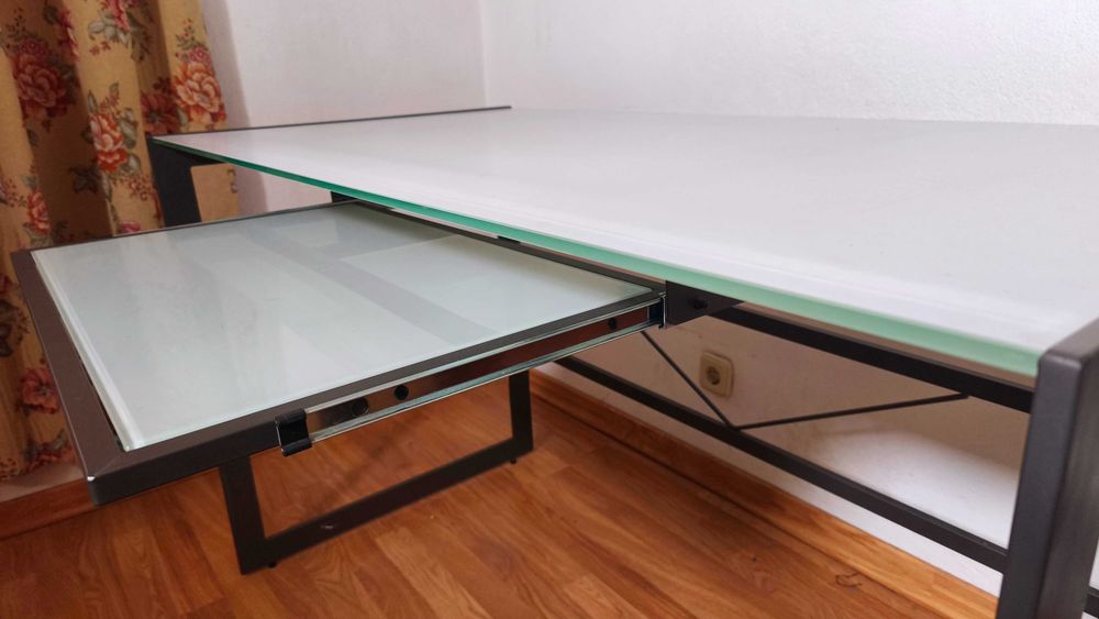 Mesa secretária de computador
