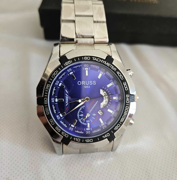 Relógio em liga metálica com caixa prateada