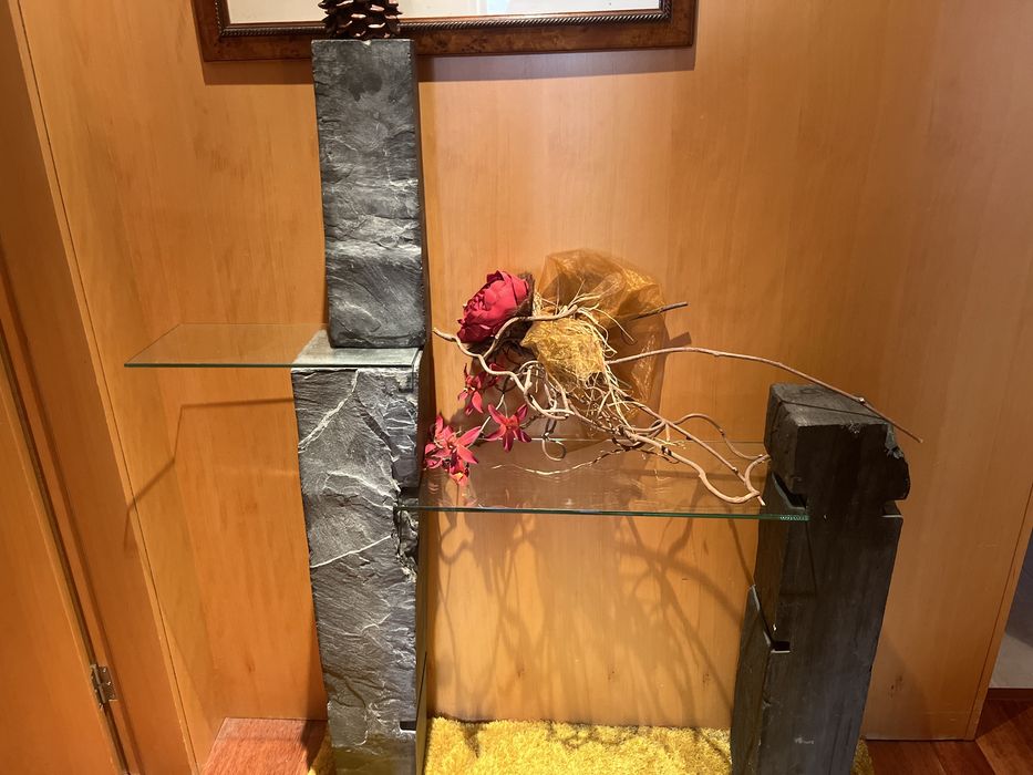 Mesa de vidro e ardosia