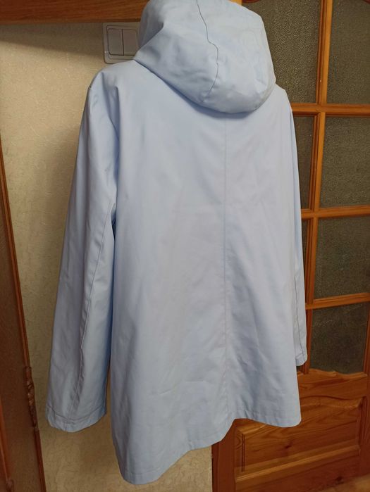 Стильна ніжно блакитна жіноча куртка-дощовик розмір 48-50 XL