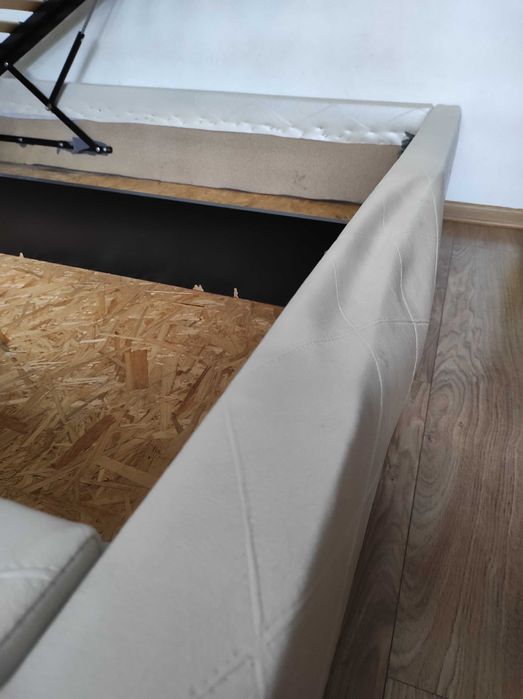 Łóżko tapicerowane ze stelażem 160x200