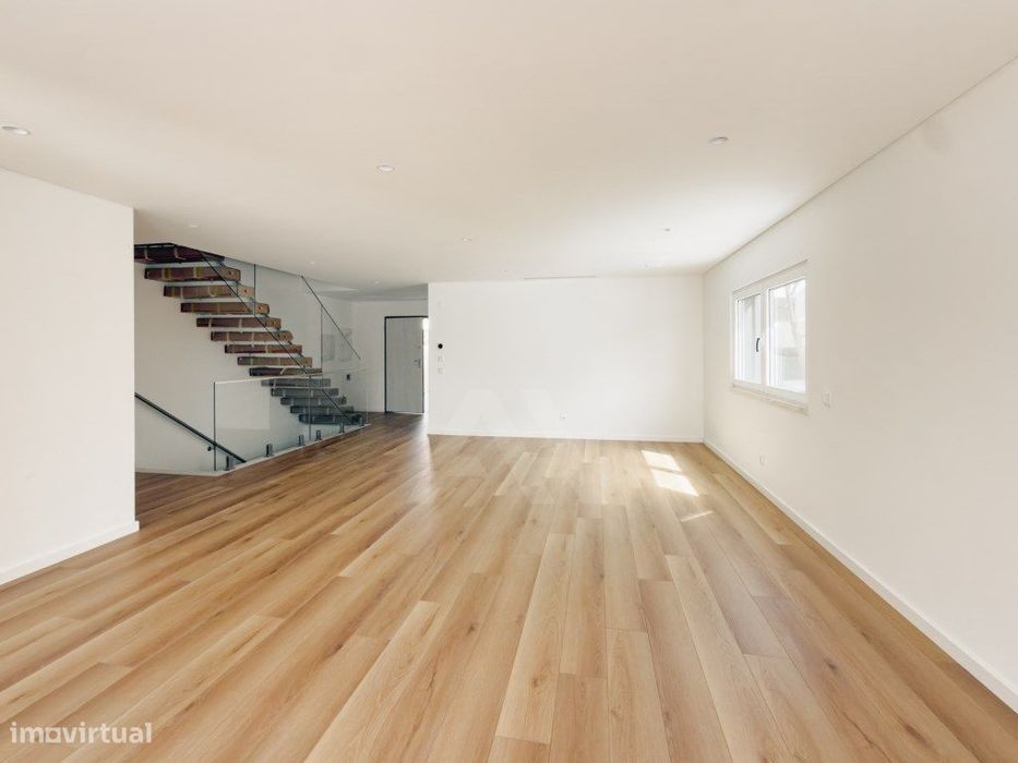Moradia contemporânea com 4 quartos, piscina e vista para a cidade ...