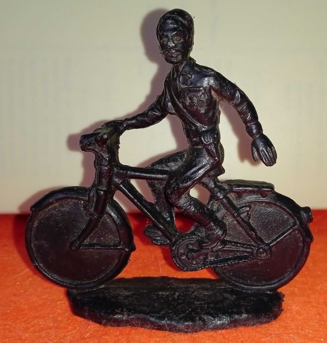 Antigo Boneco Monocromático