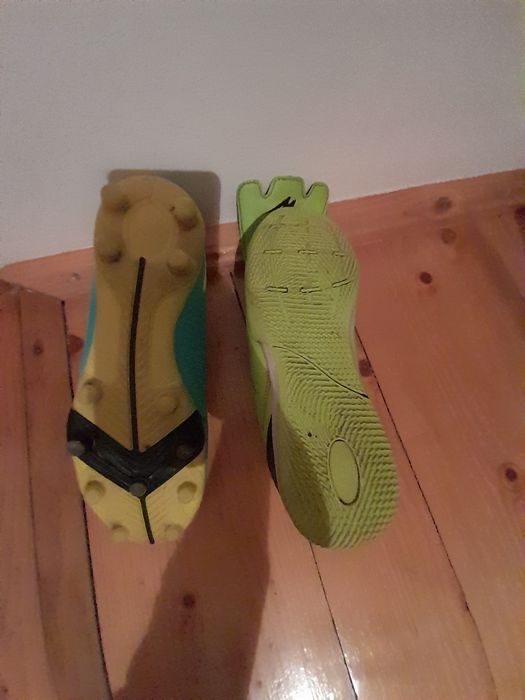 Футбольне взуття.