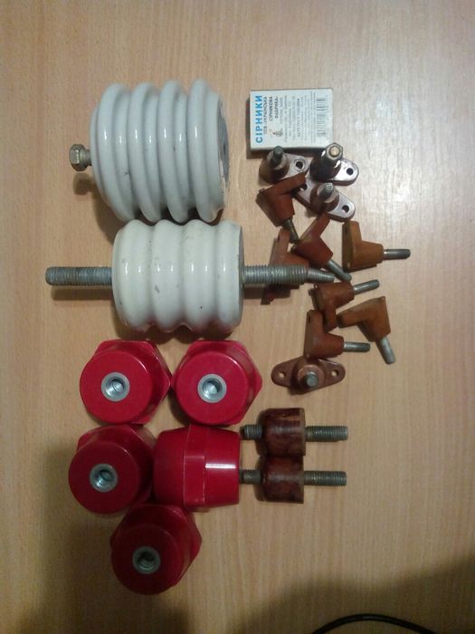 Ізолятор.Щітка графітна25*32*64;, 20*32*64; 12,5*32*50.