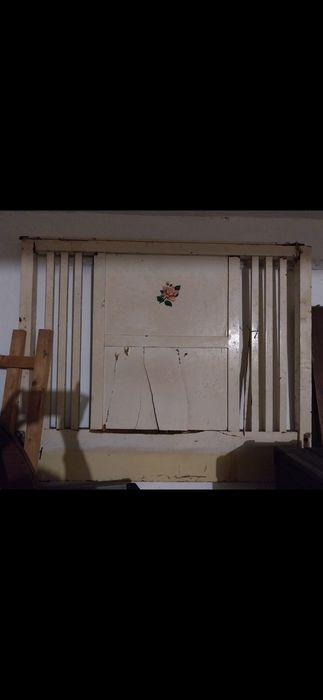 Mobilia de quarto antiga em madeira de qualidade(cadeira, cama e comod